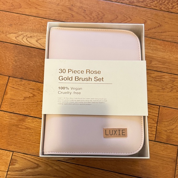 Luxie Pink Brush Set with Case - Picture 2 of 3